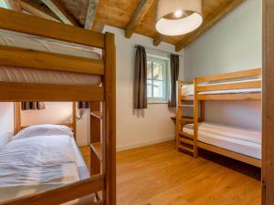 een slaapkamer met twee stapelbedden en een raam bij Chalet Lengberg B1 in Niedernsill