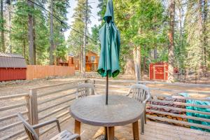 Fotografie z fotogalerie ubytování 1 Mi to Lake Tahoe Rustic Cabin with Boat Dock v destinaci Tahoma
