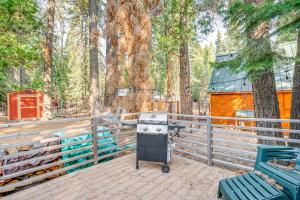 Fotografie z fotogalerie ubytování 1 Mi to Lake Tahoe Rustic Cabin with Boat Dock v destinaci Tahoma