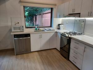 Kuchyň nebo kuchyňský kout v ubytování BauHouse Comfort Suites Asuncion