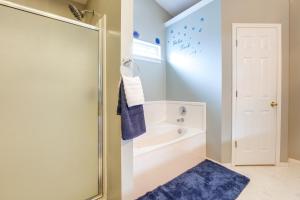 Ένα μπάνιο στο Horn Lake Home with Yard 8 Mi to Graceland! +21 φωτογραφίες