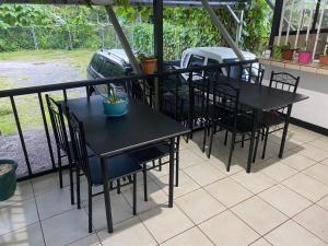 dwa czarne stoły i krzesła na patio w obiekcie Hotel Tres Rios w mieście San Vito
