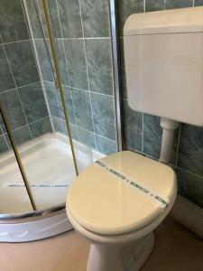 Ένα μπάνιο στο Vila Eden Azuga