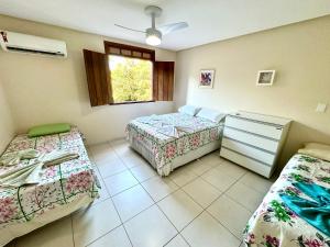 a room with two beds and a window at Casa aconchegante em Lençóis in Lençóis