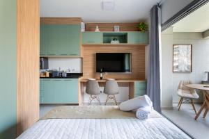 una camera da letto con armadi blu e una cucina con tavolo di Studio Zenith a San Paolo