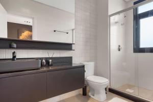 a bathroom with a toilet and a sink and a shower at Requinte a passos da Rua Torta by Achei Gramado in Gramado +37 photos