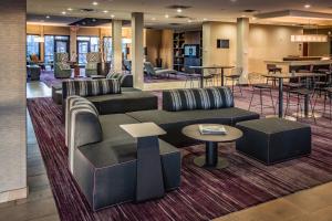 Posezení v ubytování Courtyard by Marriott Norman