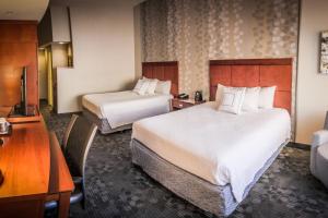 Postel nebo postele na pokoji v ubytování Courtyard by Marriott Norman