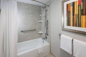 Koupelna v ubytování Courtyard by Marriott Waco