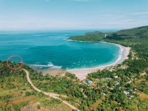 Luftaufnahme eines Strandes und des Meeres in der Unterkunft Soul Shine Beach House in Bacungan