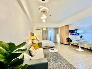 een woonkamer met een bank, een bed en een tafel bij Cozy home Near NAIA & BGC in Manilla