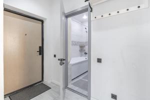 TaldykolʼにあるSezim Qala 10のシャワーとガラスのドアが付いたバスルーム +17枚の写真