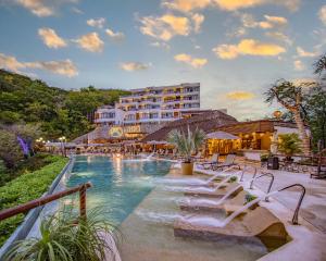 a hotel with a swimming pool and a resort at Nirú Ocean Suites by Binniguenda in Santa Cruz Huatulco