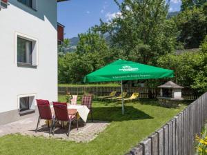 Vonkajšia záhrada v ubytovaní Chalet in Fügen near Spieljoch Ski Lift