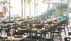 une rangée de tables et de chaises avec des lunettes dans l'établissement Porto Alto Resort - Porto de Galinhas, à Porto de Galinhas