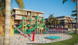 une aire de jeux devant un complexe hôtelier avec un toboggan dans l'établissement Porto Alto Resort - Porto de Galinhas, à Porto de Galinhas