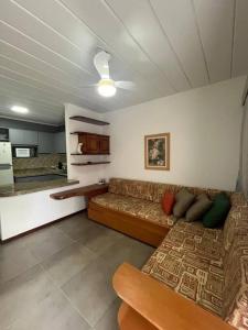 un soggiorno con divano e cucina di Guarajuba Summer Flat - 110 - Apartamento Inteiro a Camassari