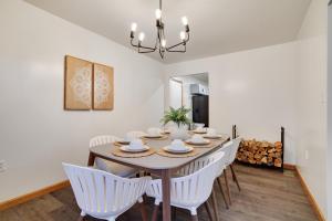 Gallery image of 15 Min to Ski Resorts, Dog Friendly, Cozy 3 BR, Game Area & Fire Pit in East Stroudsburg