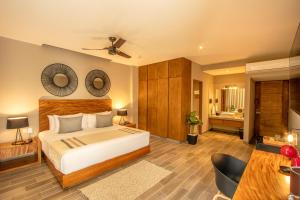 a bedroom with a large bed and a bathroom at Nirú Ocean Suites by Binniguenda in Santa Cruz Huatulco +42 photos