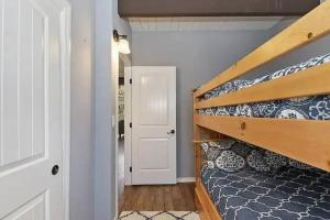 Whispering Pines A-Frame, Pool Table, 2 Patios!客房内的一张或多张床位