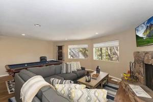 Whispering Pines A-Frame, Pool Table, 2 Patios!的休息区