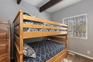 箭头湖Whispering Pines A-Frame, Pool Table, 2 Patios!的房间里有几张双层床