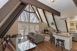 Whispering Pines A-Frame, Pool Table, 2 Patios!的休息区