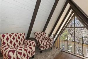 Whispering Pines A-Frame, Pool Table, 2 Patios!的休息区
