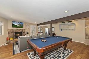 Whispering Pines A-Frame, Pool Table, 2 Patios!内的一张台球桌