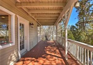 Whispering Pines A-Frame, Pool Table, 2 Patios!的阳台或露台