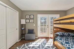Whispering Pines A-Frame, Pool Table, 2 Patios!客房内的一张或多张床位
