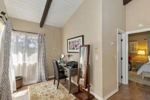 Whispering Pines A-Frame, Pool Table, 2 Patios!客房内的一张或多张床位