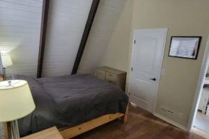 Whispering Pines A-Frame, Pool Table, 2 Patios!客房内的一张或多张床位