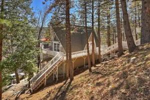 箭头湖Whispering Pines A-Frame, Pool Table, 2 Patios!的树林中一座小山上的大房子