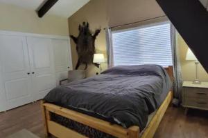 Whispering Pines A-Frame, Pool Table, 2 Patios!客房内的一张或多张床位