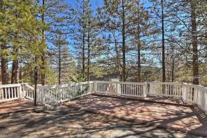 箭头湖Whispering Pines A-Frame, Pool Table, 2 Patios!的相册照片