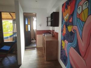 Hermoso departamento con la mejor vista de Sucre 1 في سوكر: مطبخ مع لوحة ملونة على الحائط