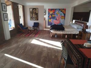 Hermoso departamento con la mejor vista de Sucre 1 في سوكر: غرفة نوم بها سرير وطاولة في الغرفة