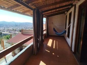 Hermoso departamento con la mejor vista de Sucre 1 في سوكر: شرفة مع أرجوحة فوق المبنى +12 صورة