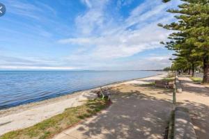 une plage avec des bancs au bord de l'eau dans l'établissement D112 Braybrook Central Stay-Great Getaway, à Braybrook