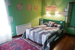 una camera verde con un letto e un tappeto di Pazo de Verdes a Cospeito