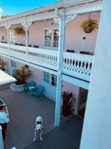 Rõdu või terrass majutusasutuses The Palms Hotel