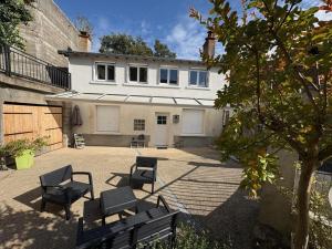 Saint-Martin-le-BeauにあるGîte charme avec jardin et WIFI proche châteaux Loire - FR-1-381-597の前三脚のベンチがある建物