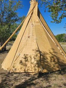 een tent in de schaduw van een boom bij Kiowa Teepee at Nomad Landing in Clayton +9 foto's