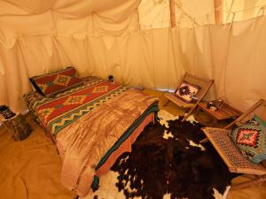 een slaapkamer met een bed in een tent bij Kiowa Teepee at Nomad Landing in Clayton