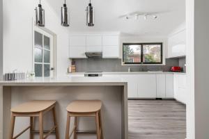 Kuchyň nebo kuchyňský kout v ubytování Lovely 3 Bedroom Home In Ainslie ACT + 15 fotografií