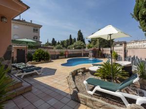 Bazén v ubytování Holiday Home El Vendrell near Beach nebo v jeho okolí