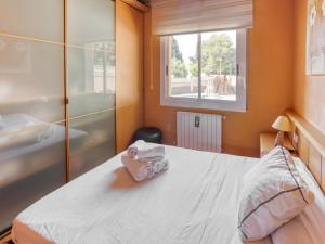 Postel nebo postele na pokoji v ubytování Holiday Home El Vendrell near Beach