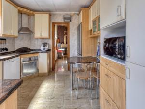 Kuchyň nebo kuchyňský kout v ubytování Holiday Home El Vendrell near Beach
