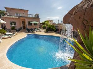 Bazén v ubytování Holiday Home El Vendrell near Beach nebo v jeho okolí